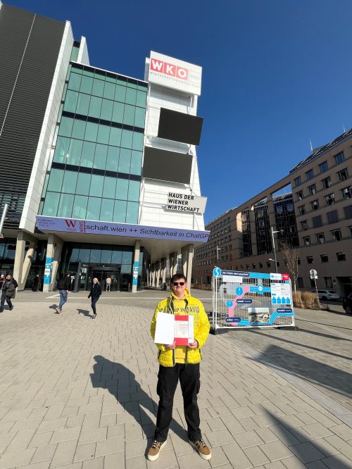 Lukas Fischer mit seinem Lehrabschlusszeugnis vor der Wirtschaftskammer Wien © Jugend am Werk Lukas Fischer mit seinem Lehrabschlusszeugnis vor der Wirtschaftskammer Wien © Jugend am Werk