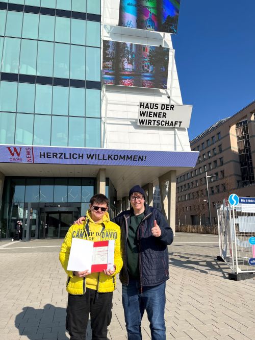 Lukas Fischer und seine Berufsausbildungsassistentin Ulrike Brandecker freuen sich © Jugend am Werk Lukas Fischer und seine Berufsausbildungsassistentin Ulrike Brandecker freuen sich © Jugend am Werk