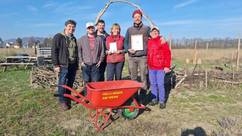 Gruppenfoto mit Urkunde Partnerbetrieb 2026, ackerhelden © Jugend am Werk