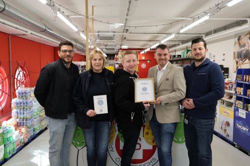 Gruppenfoto mit Urkunde Partnerbetrieb 2026, Arbeiter Samariterbund Österreich - Floridsdorf/Donaustadt © ASBÖ