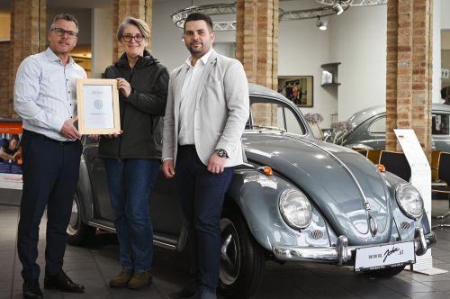 Gruppenfoto mit Urkunde Partnerbetrieb 2026, Autohaus John © Jugend am Werk