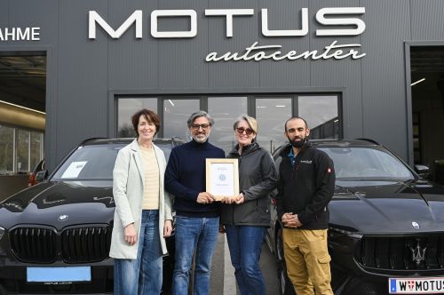 Gruppenfoto mit Urkunde Partnerbetrieb 2026, Motus Autocenter © Jugend am Werk