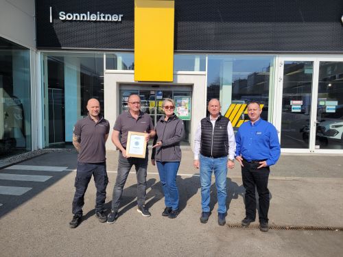 Gruppenfoto mit Urkunde Partnerbetrieb 2026, Sonnleitner GmbH © Jugend am Werk