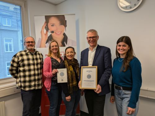 Gruppenfoto mit Urkunde Partnerbetrieb 2026, Telemark Marketing GmbH © Jugend am Werk