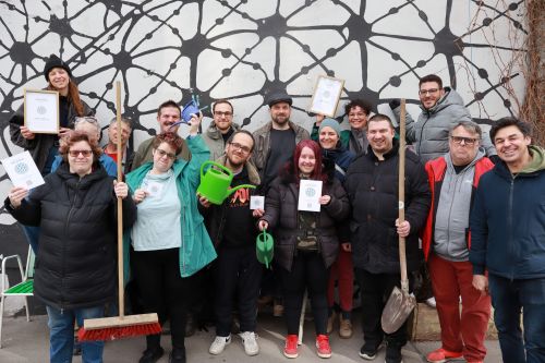 Gruppenfoto mit Urkunde Partnerbetrieb 2026, Gebietsbetreuung Wien Stadterneuerung Wien Mitte/West © Jugend am Werk