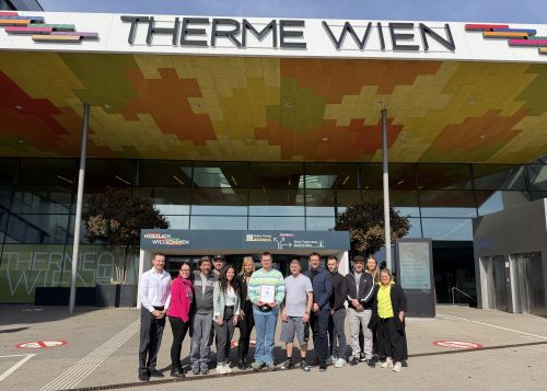 Gruppenfoto mit Urkunde Partnerbetrieb 2026, Therme Wien © Jugend am Werk