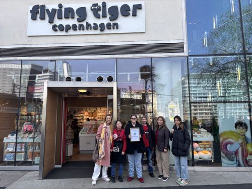Gruppenfoto mit Urkunde Partnerbetrieb 2026, Tiger Stores Austria © Jugend am Werk