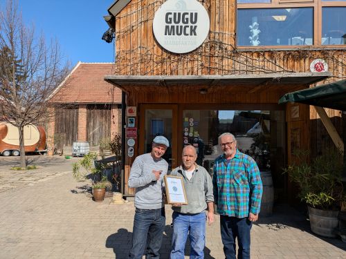 Gruppenfoto mit Urkunde Partnerbetrieb 2026, Gugumuck Wiener Schneckenmanufaktur © Jugend am Werk