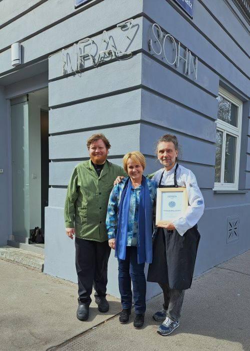Gruppenfoto mit Urkunde Partnerbetrieb 2026, Marz & Sohn © Jugend am Werk
