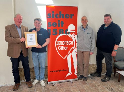 Gruppenfoto mit Urkunde Partnerbetrieb 2026, Jergitsch – Gitter und Eisenkonstruktionen Ges.m.b.H © Jugend am Werk