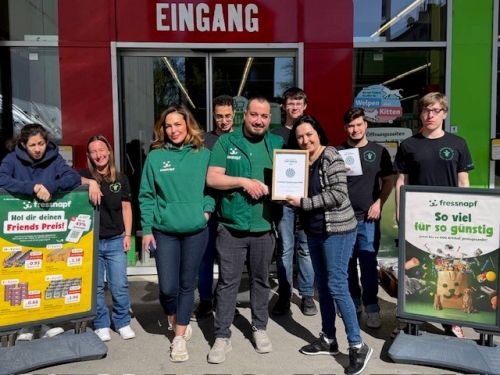 Gruppenfoto mit Urkunde Partnerbetrieb 2026, Fressnapf Tiernahrungs GmbH © Jugend am Werk