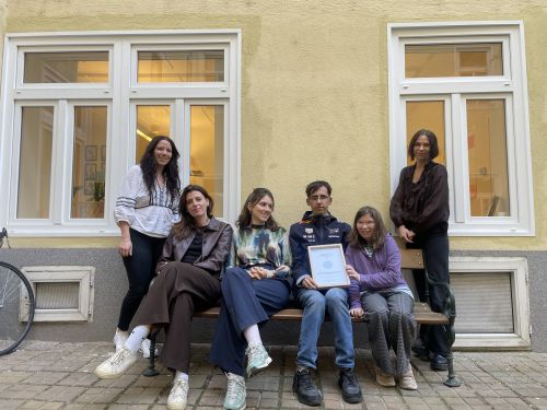 Gruppenfoto mit Urkunde Partnerbetrieb 2026, andererseits © Jugend am Werk