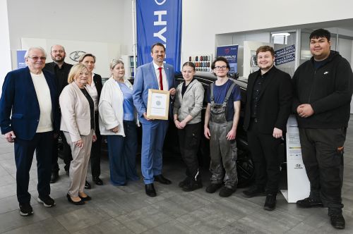 Gruppenfoto mit Urkunde Partnerbetrieb 2026, Fischer Auto © Jugend am Werk