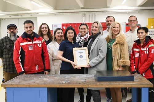 Gruppenfoto mit Urkunde Partnerbetrieb 2026, Wiener Wohnen Hausbetreuung GmbH © Jugend am Werk