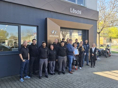 Gruppenfoto mit Urkunde Partnerbetrieb 2026, Lösch GmbHl © Jugend am Werk