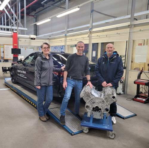 Herr Haibl von BMW mit dem gespendeten Motor gemeinsam mit der Standortleitung und Unternehmensbetreuung © Jugend am Werk
