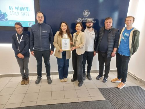 Grupppenfoto mit Urkunde Partnerbetriebe 2026, Medizinische Universität Wien © Jugend am Werk