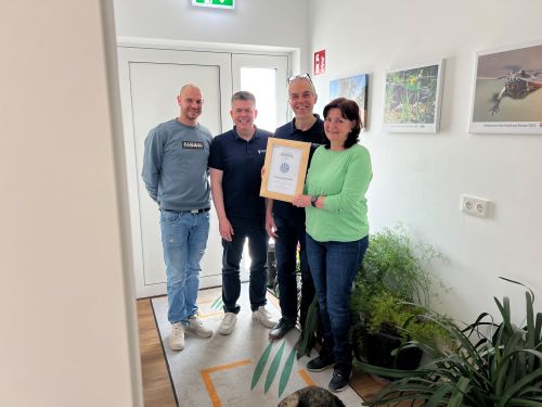 Grupppenfoto mit Urkunde Partnerbetriebe 2026, Zemann Garten © Jugend am Werk