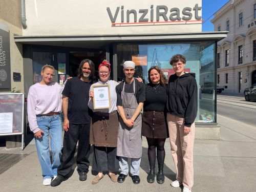 Gruppenfoto mit Urkunde Partnerbetrieb 2026, VinziRast-Lokal mittendrin GmbH © Jugend am Werk