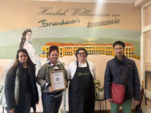 Gruppenfoto mit Urkunde Partnerbetrieb 2026, Brandauers Schlossbräu e.U. © Jugend am Werk