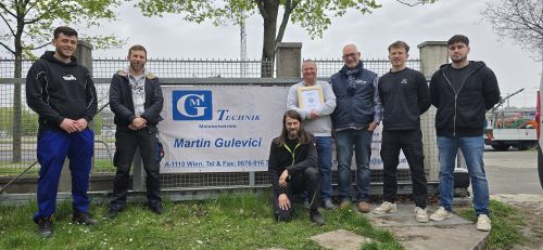 Gruppenfoto mit Urkunde Partnerbetriebe 2026, Elektrotechnik Martin Gulevici © Jugend am Werk Gruppenfoto mit Urkunde Partnerbetriebe 2026, Elektrotechnik Martin Gulevici © Jugend am Werk