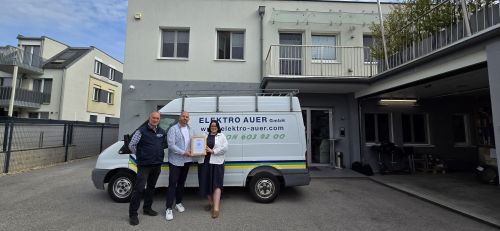 Gruppenfoto mit Urkunde Partnerbetriebe 2026, Elektro Auer GmbH © Jugend am Werk Gruppenfoto mit Urkunde Partnerbetriebe 2026, Elektro Auer GmbH © Jugend am Werk