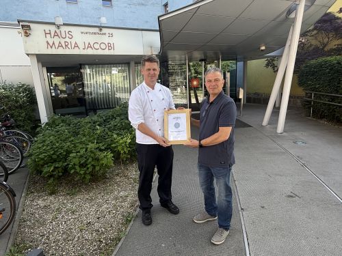 Gruppenfoto mit Urkunde Partnerbetriebe 2026, Häuser zum Leben, Haus Maria Jacobi © Jugend am Werk Gruppenfoto mit Urkunde Partnerbetriebe 2026, Häuser zum Leben, Haus Maria Jacobi © Jugend am Werk