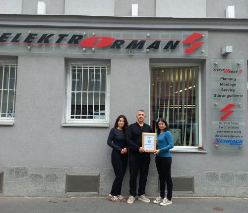 Gruppenfoto mit Urkunde Partnerbetrieb 2026, Orman Elektroinstallationen GmbH © Jugend am Werk Gruppenfoto mit Urkunde Partnerbetrieb 2026, Orman Elektroinstallationen GmbH © Jugend am Werk