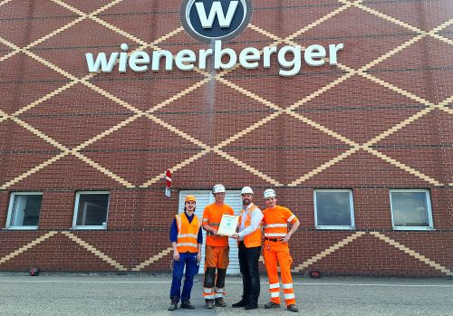 Gruppenfoto mit Ukrunde Partnerbetriebe 2026, Wienerberger Österreich GmbH © Jugend am Werk Gruppenfoto mit Ukrunde Partnerbetriebe 2026, Wienerberger Österreich GmbH © Jugend am Werk