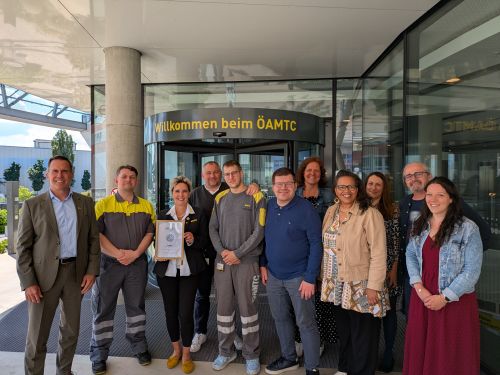 Gruppenfoto mit Urkunde Partnerbetriebe 2026, ÖAMTC © Jugend am Werk Gruppenfoto mit Urkunde Partnerbetriebe 2026, ÖAMTC © Jugend am Werk