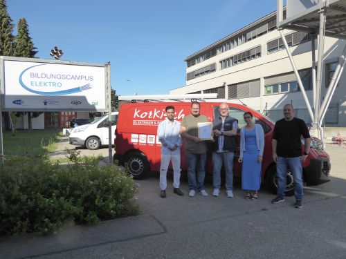 Gruppenfoto mit Urkunde Partnerbetriebe 2026, Korkisch Partner GmbH © Jugend am Werk Gruppenfoto mit Urkunde Partnerbetriebe 2026, Korkisch Partner GmbH © Jugend am Werk