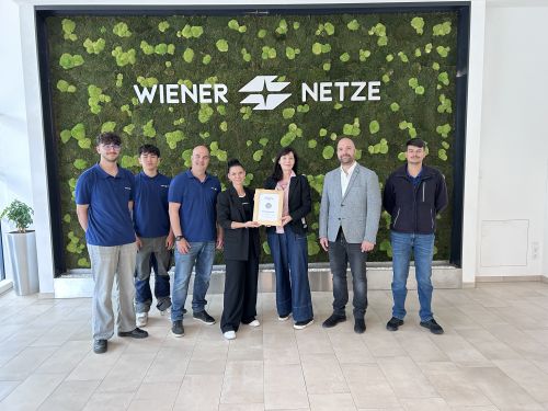 Gruppenfoto mit Urkunde Partnerbetriebe 2026, Wiener Netze GmbH © Jugend am Werk Gruppenfoto mit Urkunde Partnerbetriebe 2026, Wiener Netze GmbH © Jugend am Werk