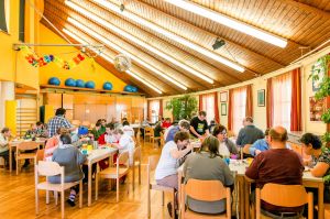 Blick in den Speisesaal der Werkstätte Hirschstetten während der Mittagspause © Kollektiv Fischka/fischka.com