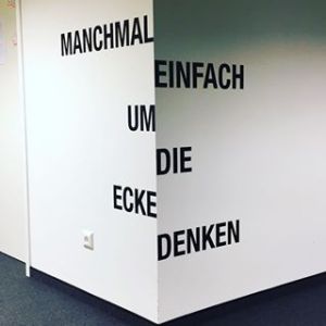 Wand mit dem Spruch Einfach um die Ecke denken © Jugend am Werk