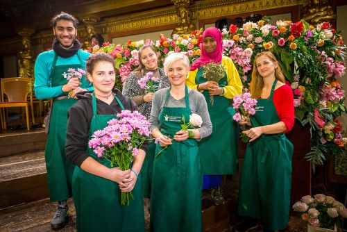 Lehrlinge und Ausbilderinnen im Wiener Musikverein beim Dekorieren © Jugend am Werk