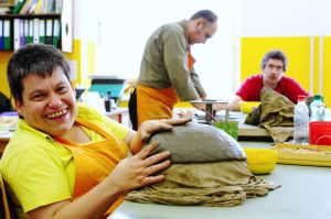 Frau bearbeitet Ton am Standort Wurlitzergasse © Kollektiv Fischka/fischka.com