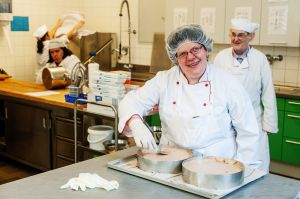 Frau bestreicht Torte am Standort Kuefsteingasse © Kollektiv Fischka/fischka.com