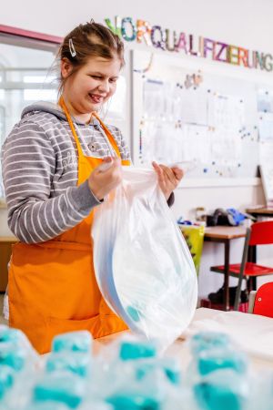 Frau verpackt Artikel © Kollektiv Fischka/fischka.com