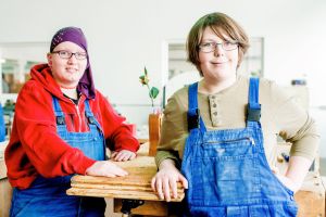 Zwei Frauen in der Tischlerei des Standorts Horizont © Kollektiv Fischka/fischka.com