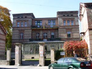 Blick auf den Backsteinbau in der Kreindlgasse © Jugend am Werk