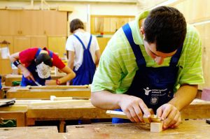 Tischlerlehrlinge bei der Arbeit im Lehrbetrieb Lorenz-Müller-Gasse © Kollektiv Fischka/fischka.com