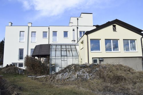 Blick vom Garten auf das Wohnhaus in Tausendblum © Jugend am Werk