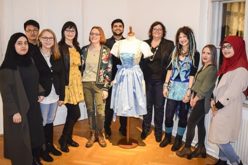 Gruppenfoto mit Lehrlingen im Volkskundemuseum © Jugend am Werk