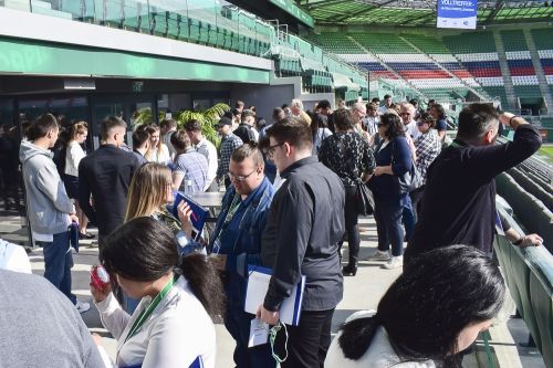 Lehrlinge stehen im Allianz Stadion zusammen © Jugend am Werk