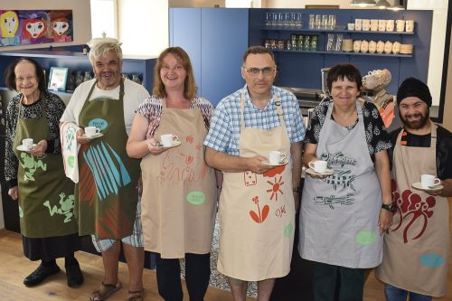 Cafegruppe von links nach rechts: Roswitha Peschke, Herbert Graf, ElisabethMraz, Alfred Knitel, Elisabeth Dolischka, Singh Shah-Harsimran (Pal). © Jugend am Werk