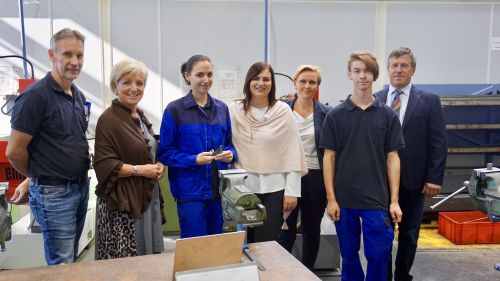 von links nach rechts: Ausbilder Johann Pimperl, Landtagsabgeordnete Doris Prohaska, Lehrling Simone Seybold, Landesrätin Astrid Eisenkopf, Geschäftsführerin Brigitte Gottschall-Müller, Lehrling Daniel Nikitscher und Standortleiter Herbert Preinsperger © Angela Gludovatz