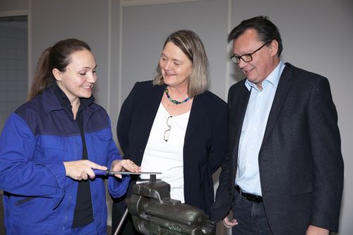 Teilnehmerin Petra Widhalm mit AMS-Landesgeschäftsführerin Helene Sengstbratl und Soziallandesrat Norbert Darabos © Wolfgang Sziderics, Landesmedienservice