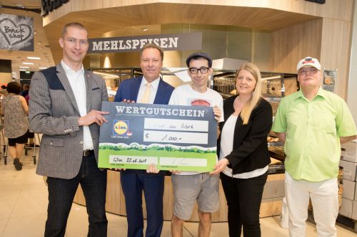 Ronny Bauer (Geschäftsführer Lidl), Bezirksvorsteher Franz Prokop, Michael Ertl, Birgit Hadler und Willi Rychnofsky von Jugend am Werk bei der Spendenübergabe © Lidl Österreich