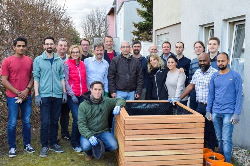 Gruppenfoto von der Hochbeetspende © Jugend am Werk