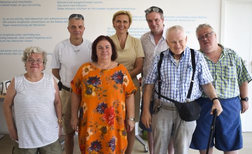 Gruppenfoto der Peer-Berater/innen mit der Geschäftsführung © Jugend am Werk